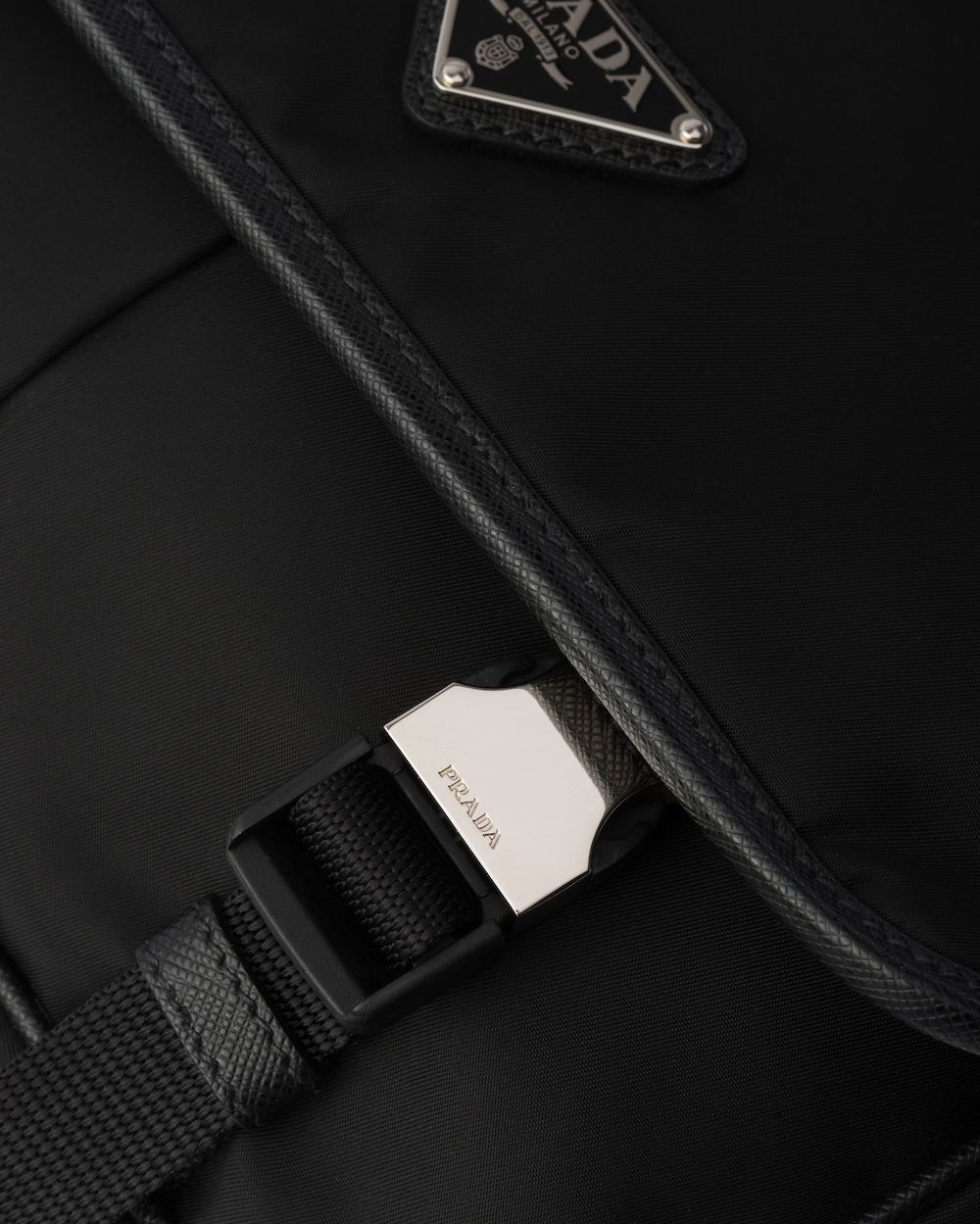 Re-Nylon xサフィアーノレザー ショルダーバッグ