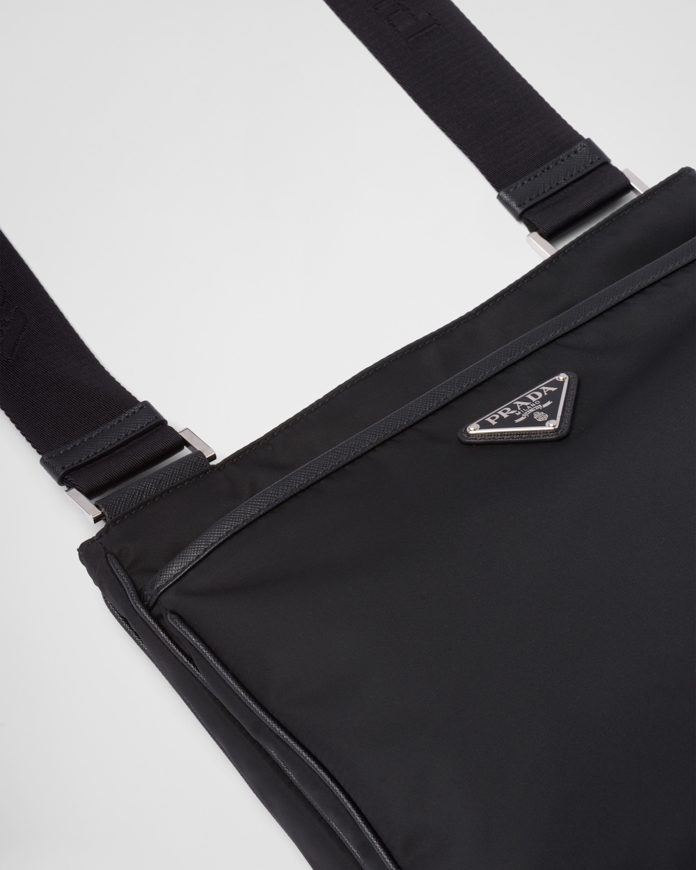 Re-Nylon xサフィアーノレザー ショルダーバッグ