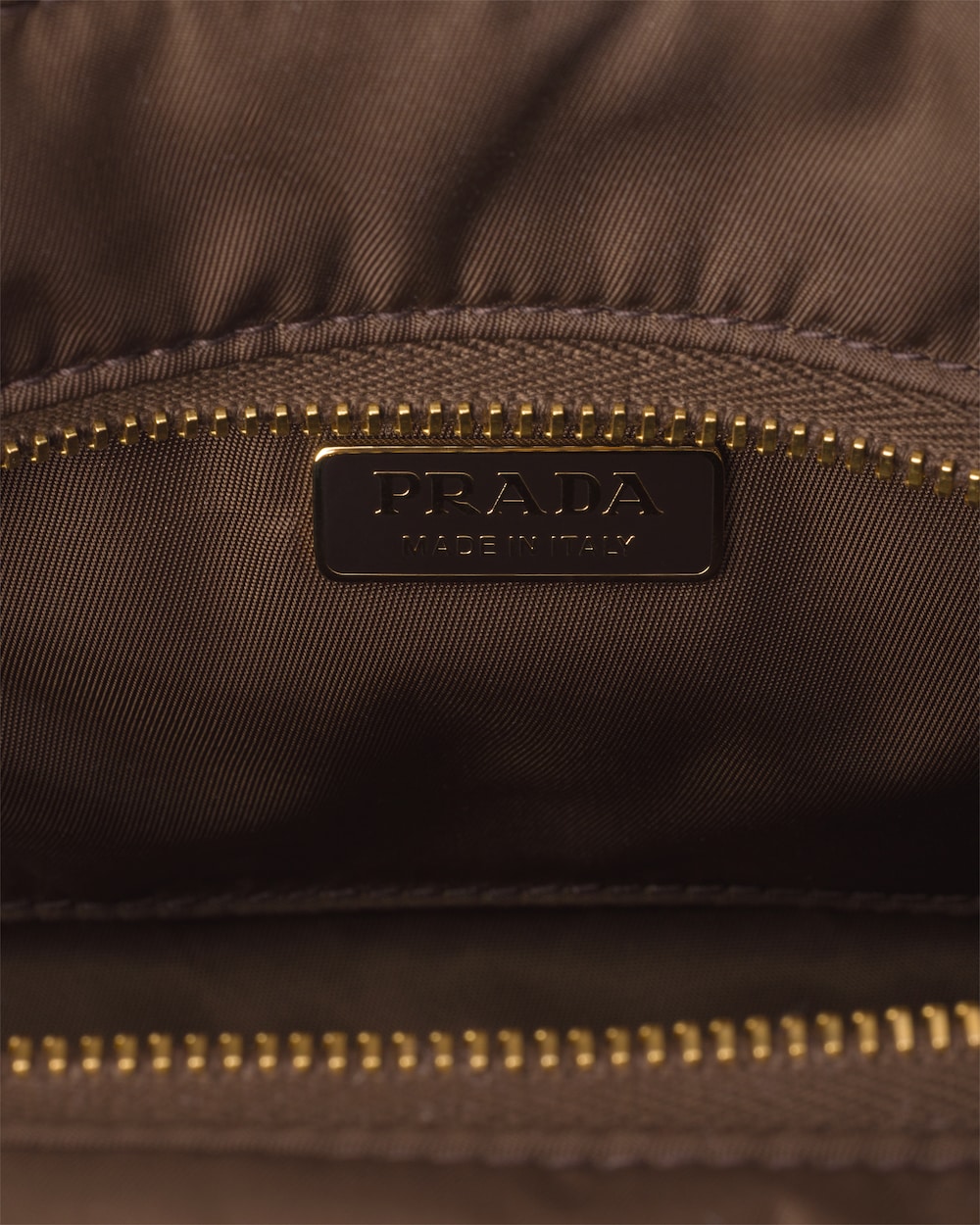 プラダ エクスプローラ ミディアム Re-Nylon ショルダーバッグ