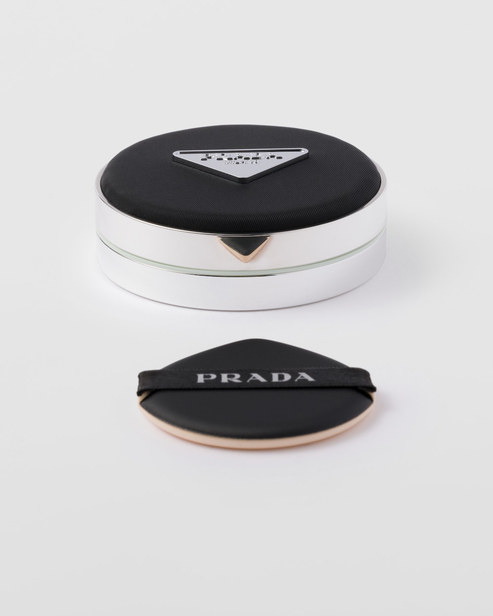 プラダ Reveal Mesh Cushion Foundation - LN5 - LIGHT NEUTRAL
