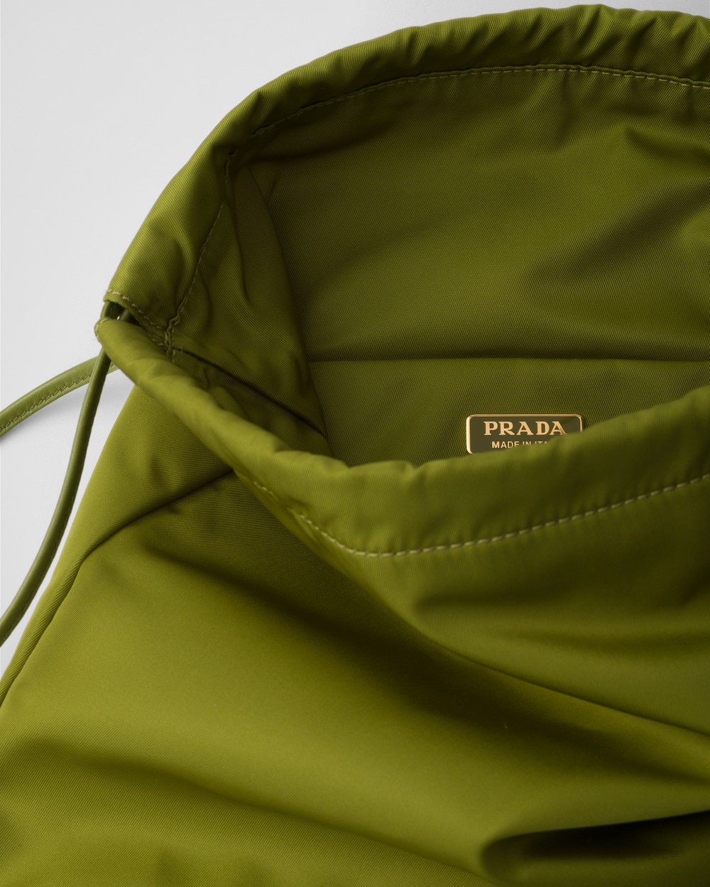 プラダ ウィッシュ Re-Nylon ポーチ