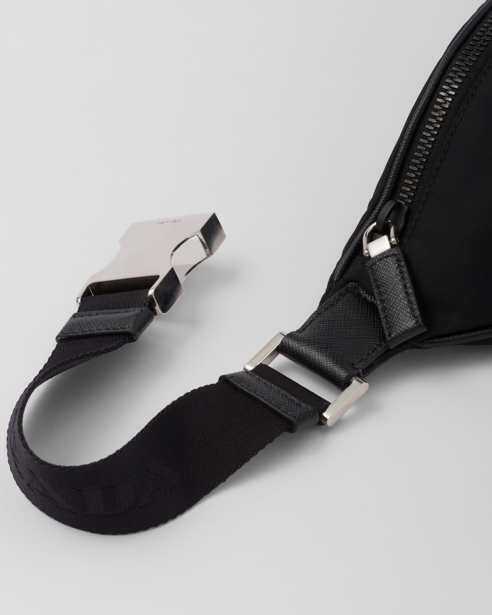 Re-Nylon xサフィアーノレザー ベルトバッグ